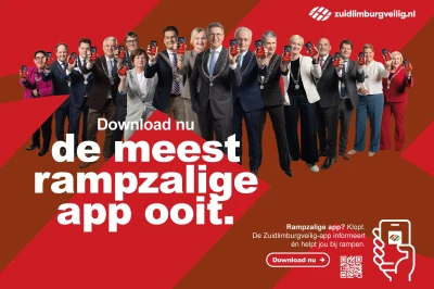 Groep burgemeesters in formele kleding staat op een rode achtergrond, reclame voor een app.