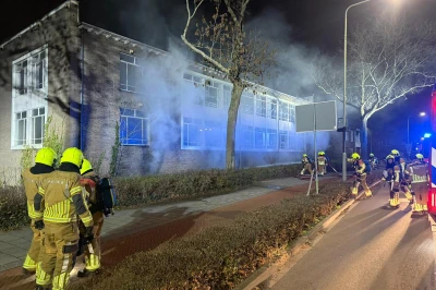 Brandweermensen bestrijden een brand op De Leyenbroekerweg in Sittard