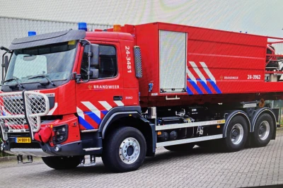Rode brandweerwagen met blauwe en witte strepen, geparkeerd op een betonnen terrein.