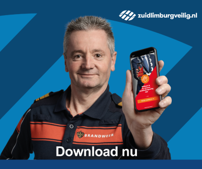 Man in uniform houdt smartphone vast met een app, gefotografeerd tegen een blauwe achtergrond.