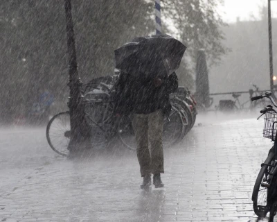 Een persoon wandelt tijdens hevige storm