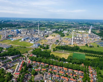 Luchtfoto van een industrieterrein Chemelot