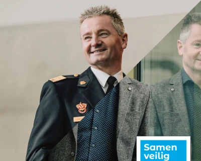 Brandweercommandant en directeur VRZL half uniform, half kantoordkleding .