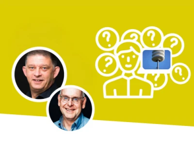 Twee portretten van mannen naast een iconische afbeelding van een persoon met vraagtekens.